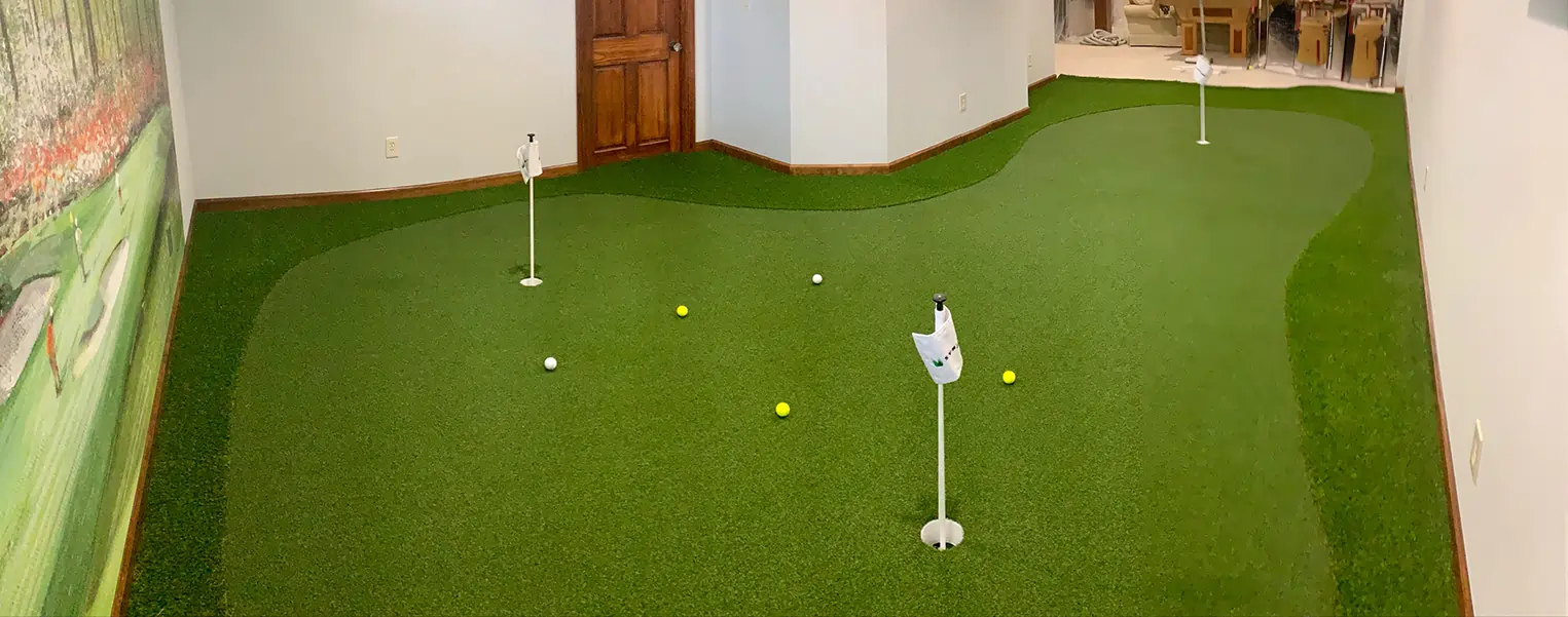 Indoor golf green installed by SYNLawn